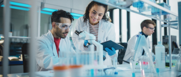 Ausbildung Chemielaborjungwerker/in: Technik und Präzision im Dienste der Forschung Laborluft schnuppern: Deine Ausbildung als Chemielaborjungwerker/in
