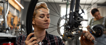 Mit Schaltwerken und Ketten: Starte deine Ausbildung als Fahrradmonteur/in Räder in Bewegung bringen: Deine Ausbildung als Fahrradmonteur/in