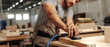 Aus Holz wird Hightech: Deine Ausbildung als Holzbearbeitungsmechaniker/in Holz perfekt verarbeitet: Deine Ausbildung zum/zur Holzbearbeitungsmechaniker/in