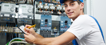 Elektronik und IT im Einsatz: Starte deine Ausbildung als Informationselektroniker/in Technik, die verbindet: Deine Ausbildung als Informationselektroniker/in