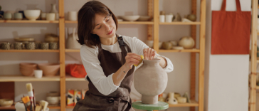 Tradition trifft Handwerk: Deine Ausbildung zum/zur Keramiker/in Formen, brennen, gestalten: Starte deine kreative Ausbildung als Keramiker/in
